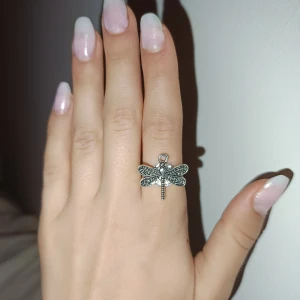  Justerbar Silverfärgad ring med trollslända - Justerbar silverfärgad trollslända ring! Med inspo av stockholmstil💗 