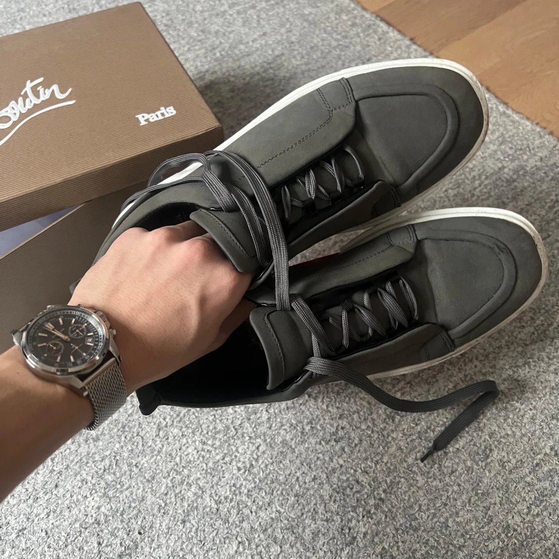 Grå sneakers från Christian Louboutin - 2