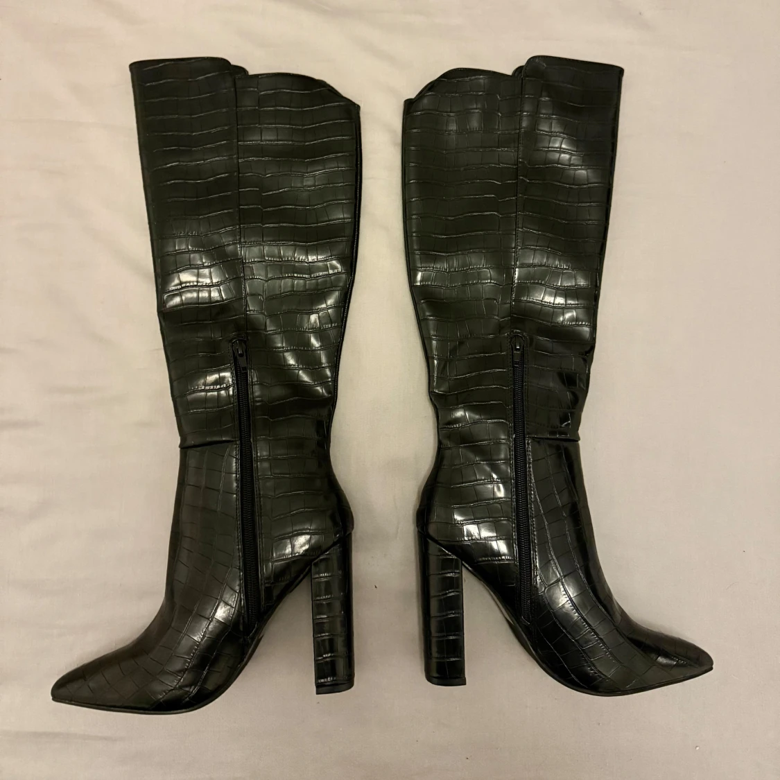 Svarta stövlar med krokodilmönster - 91