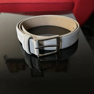 Grått Mocha Bälte - Tjena! Säljer nu mitt sprillans nya grå Vendiera  mocha bälte eftersom det inte används. Bältet är inte använt och i skick 10/10. Vid frågor och funderingar så tveka inte att fråga.