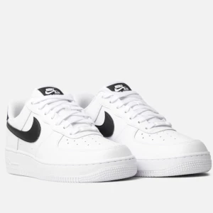 Nike Air Force 1 i vitt och svart - Klassiska Nike Air Force 1 sneakers i vitt med svart swoosh, helt nya säljer pågrund av inte i min storlek💞💞