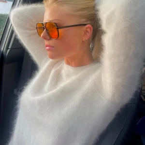 Vit angoratröja från C'est Interdit - Säljer min supermjuka angora tröja från c’est interdit då jag har väldigt många liknande stickade tröjor. Tröjan är i perfekt nyskick, endast använd ett par fåtal gånger! Nypris är 2800 men slutsåld på hemsidan❤️