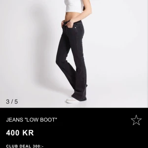 Svarta bootcut jeans - Säljer dessa Snygga svarta bootcut jeans med låg midja. Perfekta för en avslappnad stil. Säljer pågrund av it min still längre💞💞