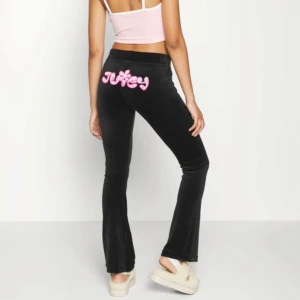 Svarta velourbyxor från Juicy Couture - Aldrig använda svarta velourbyxor från Juicy Couture med rosa broderad bubbel logga på baksidan och framtill. Byxorna har en bekväm passform med snörning i midjan och är perfekta för en avslappnad stil. Mycket svåra att få tag i svart på nätet.