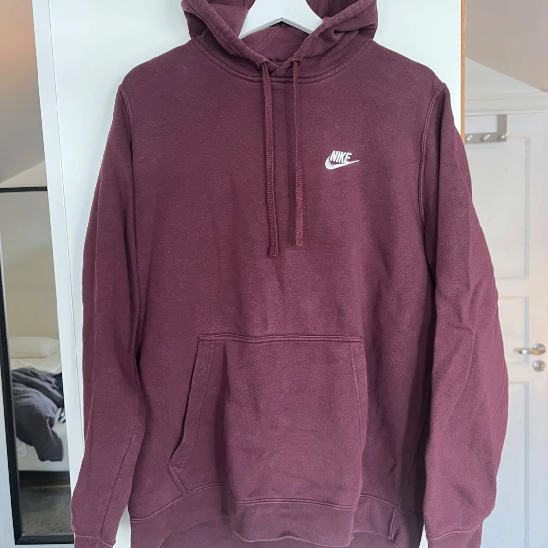 Vinröd hoodie från Nike