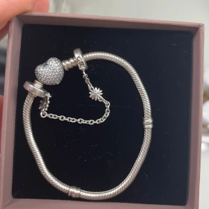 pandora sparkling heart armband med kedja  - säljer då jag har guld smycken och inte silver, kedjan ingår och aldrig använt men slängt ursprungliga boxen så kommer i en annan box💕18cm lång. 