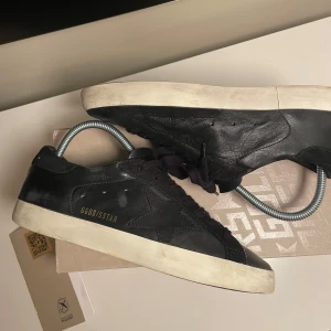 Svarta sneakers från Golden Goose - Golden goose superstar i lyxigt läder material, finns äktahetsbevis, byte är intressant, kan sänka vid snabb affär, storlek 40 ursprungligen men passar 41 bättre