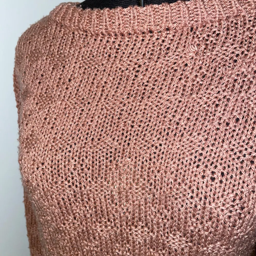 Väldigt mjuk och mysig rosa stickad tröja.🩷 Den är lite mer rosa i verkligheten är på bilderna. Den saknar lapp men tycker storleken är mellan 38 och 40:) Jag har plick köp avstängt då jag postar annonser på Vinted också, men skriv om du vill köpa så slår jag på! . Neuleet.