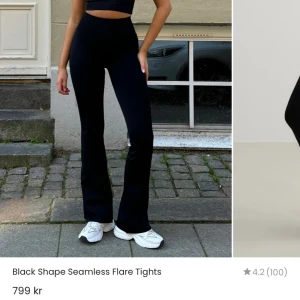 Svarta yoga pants  - Snygga svarta seamless flare tights från Aim'n. De är högmidjade och har en tight passform som övergår i en utsvängd stil vid anklarna. Perfekta för både träning och vardag med en stilren look. Formar rumpan fint.