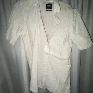 Beige kortärmad skjorta från only sons  - Snygg beige kortärmad skjorta från only sons är nytt skick andvända fåtal gånger sitter slim fit!! 400kr ny mitt pris 170kr 