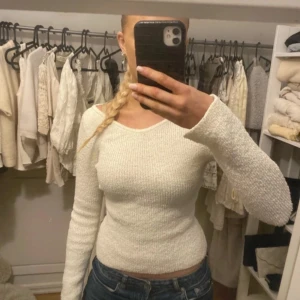 Vit ribbad tröja - Säljer en stilren vit ribbad tröja med lång ärm och en tight passform. Perfekt för en enkel och snygg look. Passar bra till jeans eller kjol. Från h&m i storlek xs 💕💕 ny skick 