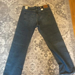 Levis 501  - Säljer helt oanvända Levis 501 ”90s” i storlek 32x32. Tag sitter kvar.   Köpte dom för ett tag sen och glömde returnera dom och tiden för retur gick ut, där med säljer jag dom.   Original pris på dom är 1300.  Pris kan diskuteras vid snabb köp. 