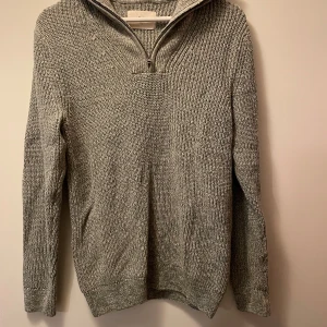 Folk, half-zip - Säljer en  grön stickad tröja med dragkedja vid halsen från det brittiska märket Folk. Nypris ca 2,000kr. Size 3 (motsvarande M). 