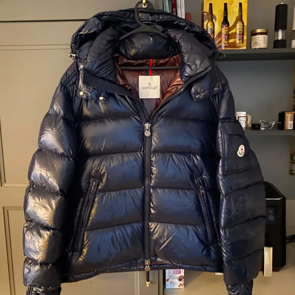 Säljer en snygg moncler maya i storlek 3/L. Självklart äkta, finns bilder. Skick 8-9/10.  Nfc och Scan funkar, priset kan eventuellt diskuteras vid snabba affär! Kom med bud!. Jackor.