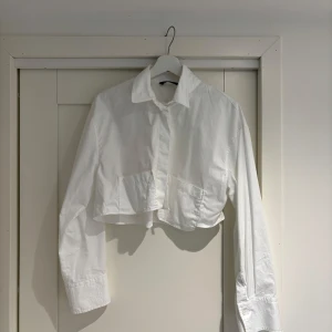 Vit croppad skjorta - Croppad skjorta med fickor framtill 🤍 Knappt använd 