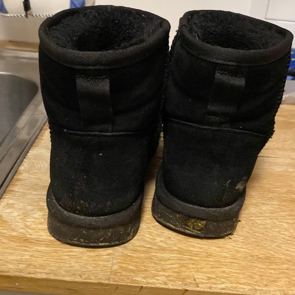 Säljer ett par svarta boots i uggs. De är i bra skick men har lite slitage på sulorna. Perfekta för höst och vinter med sin varma insida. Passar till både vardag och lite mer avslappnade tillfällen.. Kengät.