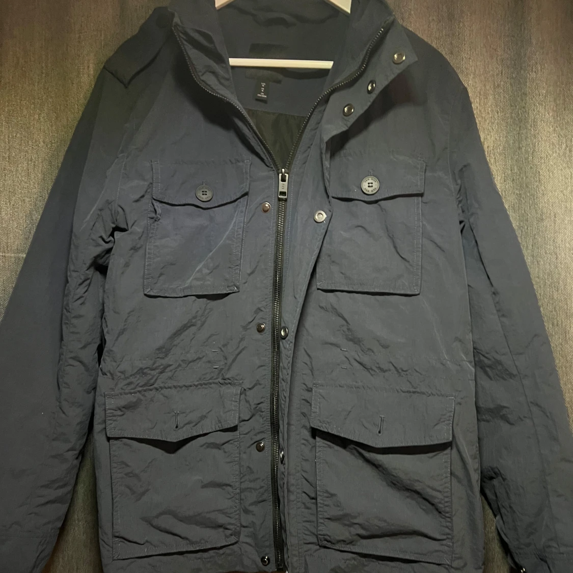 Mörkblå jacka med dragkedja och knappar - 90