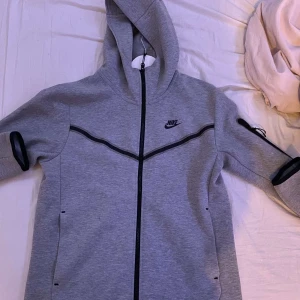Nike tech fleece grå äkta storlek S  - Mycket bra skick inget sönder inga hål och inga fläckar så iprincip sprillans ny använd fåtal gånger. 