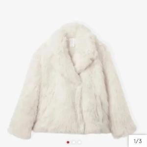 Vit pälsjacka - Säljer min jätte fina och sköna pälsjacka från Carin Wester då den aldrig har kommit till användning. Köpte den här på Plick men kommer som sagt inte till användning🌸🤗