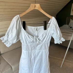 Vit festklänning  - Vit klänning som kan användas till många tillfällen, midsommar, student eller bara en fin sommardag. Har bara använt klänningen en gång på studenten 💕
