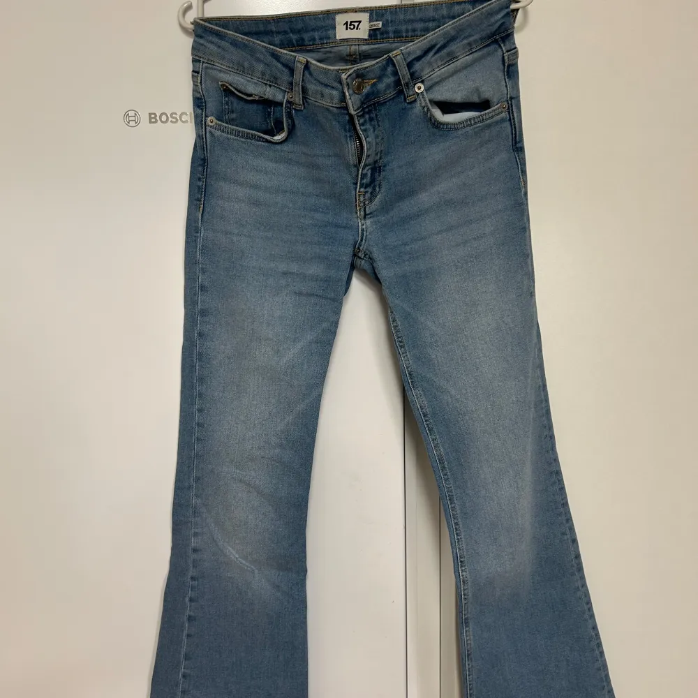 Säljer ett par snygga blå jeans i bootcut-stil. Jeansen är i bra skick och har en bekväm passform. Dom är låga i midjan och är i short modell så det är därför dom inte passar. Jag är 167 och dom va nån cm förkorta för min smak.🩵. Jeans & Byxor.