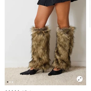 Benvärmare med päls! - Säljer ett par päls-benvärmare från urban outfitters! Endast använda två gånger som nya, sitter jättebra och passar alla åker inte ner oså, skitcoola, hade på afterski tema fest och på halloween😁