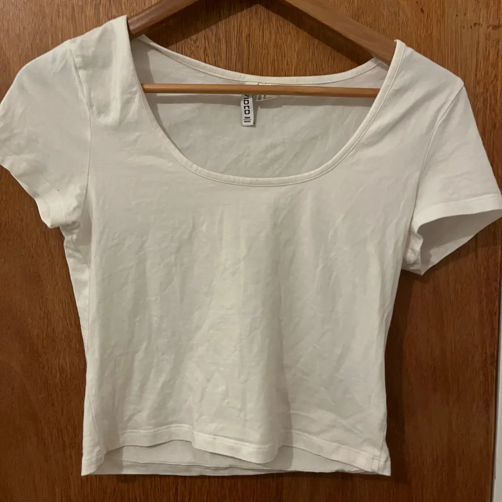 Klassisk vit top från HM, jättefin Basic att ha. Super snygg ” square neck”🤍 är M men passar mig som är S. Yläosat.