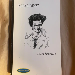 Röda rummet - Säljer en klassisk bok, 'Röda rummet' av August Strindberg, utgiven av Klassikerförlaget. Boken har en enkel vit framsida med en tecknad bild av en man i kostym. Perfekt för den som älskar svensk litteratur och vill fördjupa sig i Strindbergs verk. Skriv vid flera frågor eller bilder 🥰originalpris 209 kr