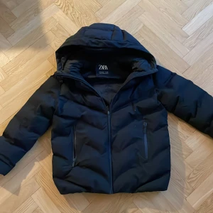Zara jacka - Zara vinter/höst jacka i bra skick. Storlek  152cm men passar som Xs