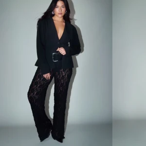 Svarta spetsbyxor  - Säljer dessa svarta spetsbyxor från Gina Tricot som är slutsålda. Prislappen är kvar och därav helt oanvända🌟