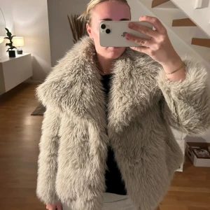 Beige pälsjacka - Säljer en supermysig beige pälsjacka.Jackan har en fluffig  med långa ärmar och en stor krage. Den är i mycket bra skick då den endast är testad ! 🧥✨inte riktigt päls 