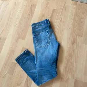 Säljer ett par snygga blå jeans med några slitningar och de är i helt i nyskick har bara använts max 5 gånger då de inte passar mig,ny pris är 1100 kr men jag säljer de för 400 kr så mycket billigare och helt i nyskick,hör gjärna av er om ni har någon fråga eller något annat!(STORLEK 29/30!)