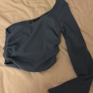 One shoulder  - Helt ny aldrig använd 