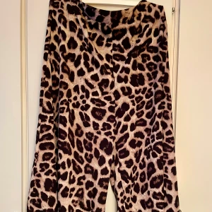 *NY*Vida tunna byxor i leoprint  - Nya, Bara provade.  Vida tunna luftiga byxor i leoprint Fr SHEIN.  Står stl 2 xl men passar enligt mig bäst på en L, (40/42) höga i midjan. Passar bäst i längd till ca 1,68-1,70. 