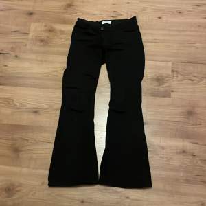 Säljer ett par svarta bootcut byxor från Lindex i storlek EUR 146. Inte hunnit använda så mycket. Säljer då jag växt ur dom. 