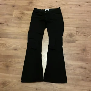 Svarta bootcut byxor från Lindex - Säljer ett par svarta bootcut byxor från Lindex i storlek EUR 146. Inte hunnit använda så mycket. Säljer då jag växt ur dom. 