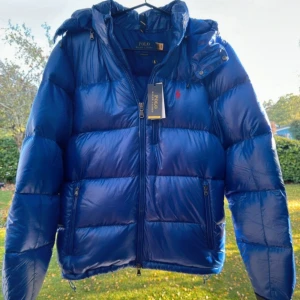 Ralph Laurent Jacka - Helt ny Ralph lauren Jacka | Storlek M | Prislappen sitter kvar | fungerande qr kod samt kvitto från Zalando finns (nypris 5600) | blå | skick 10/10 | för mer info skriv privat!