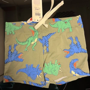 Badshorts barn helt nya  - Strl. 98-104 för 3-4 år