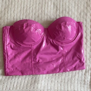 KORSETT - En skrik rosa topp, köpt via vinted. Inga defekter alls.  Säljer för 149kr💛