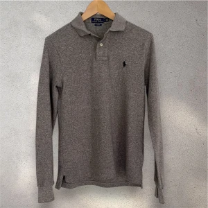 Ralph Lauren långärmad pikétröja - Sjukt fet Ralph Lauren pikétröja! Slim fit, sitter väldigt snyggt. Det Mycket fint skick och inga tecken på användning. Perfekt nu till hösten och vintern! Ordinarie pris: 1 565 kr. Vid eventuella frågor eller funderingar - hör av dig! 🙌 