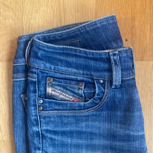 Diesel Industry jeans  - Säljer ett par diesel jeans❤️. Super coola vintage jeans. Säljer för att de är för små för mig! Midjemåttet är 37 och inneben: 73 cm💓