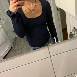 Mörkblå tröja från Gina  - Säljer en mörkblå långärmad tröja från gina, den är i fint skick men används inte längre. skriv för fler bilder💗