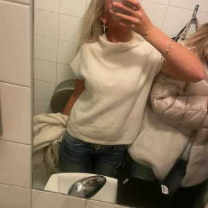 Grå kortärmad stickad topp - Säljer denna tröja fast i grå och är i ett mjukt material. Säljer då den är förstor och den är endast använd 2 gånger. slutsåld på hemsidan och skulle säga att den är liten i storlek (lånad bild) 