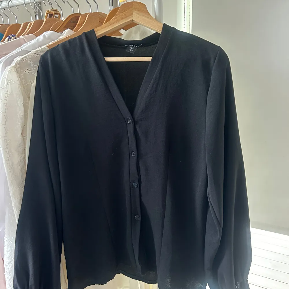 Fin topp från boohoo, mycket bra skick. Figursydd i sidorna med lite större ärmar, knappt använd!. Puserot.