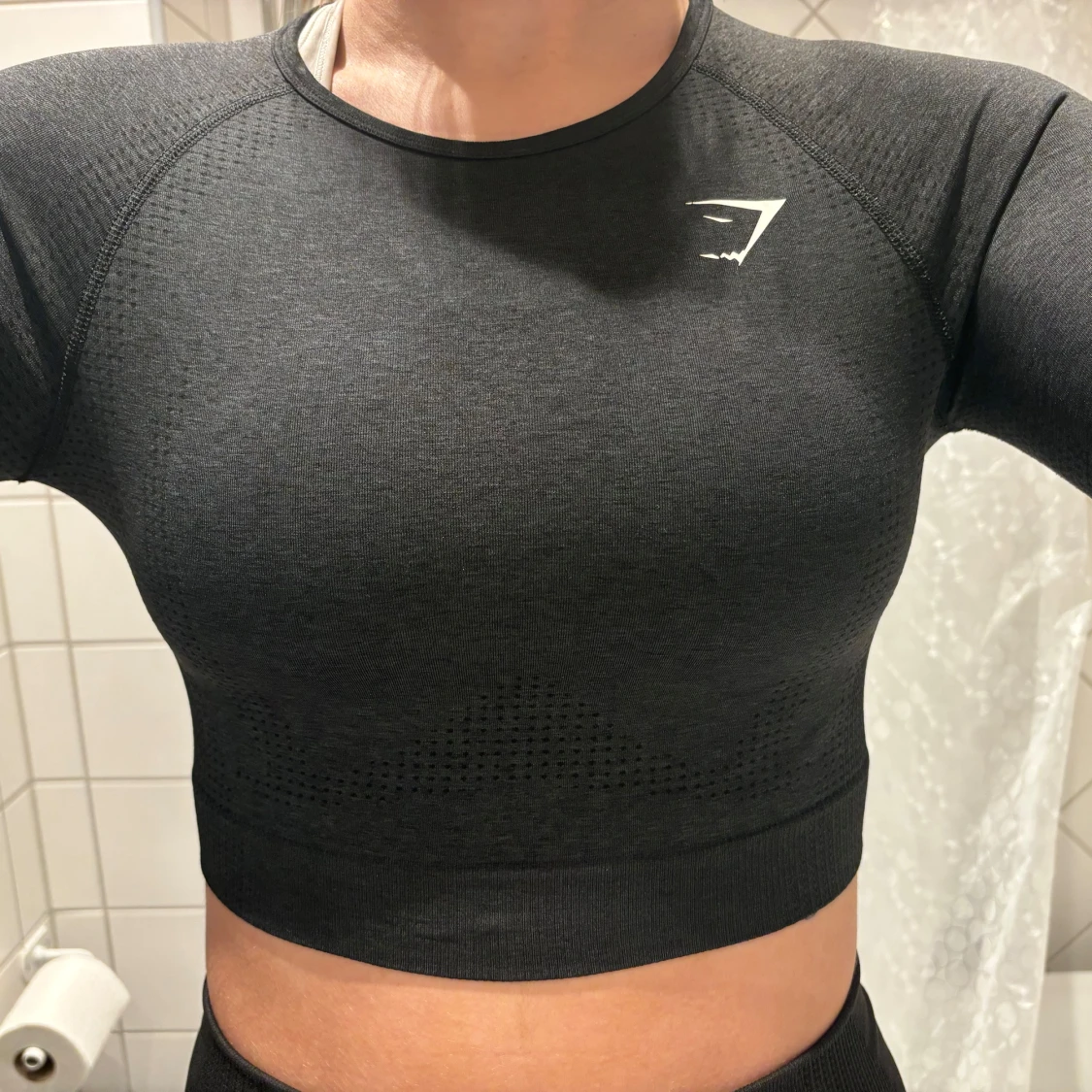 Svart croppad träningstopp från Gymshark - 90