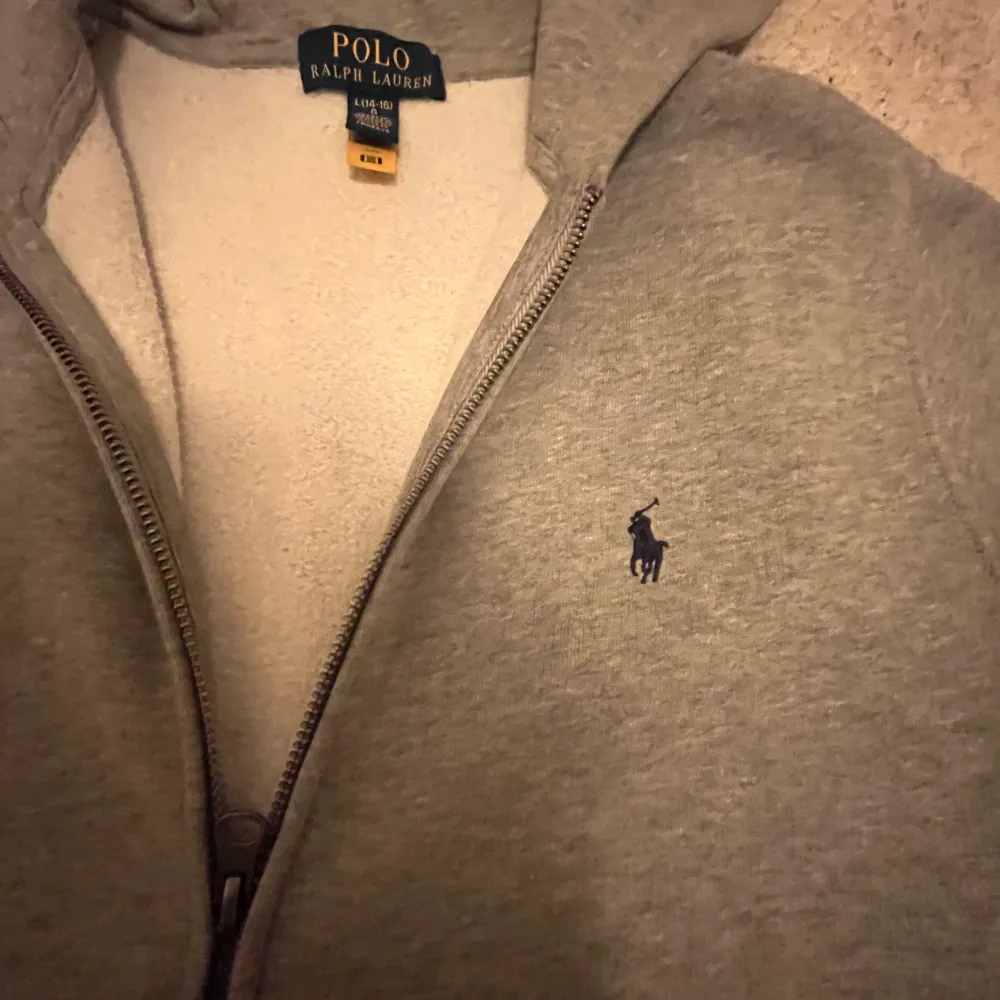 Hej säljer min Ralph lauren hoodie då den inte är min stil längre 🧩 Skick: helt ny aldrig använd🔴Nypris:1099 🟢Mittpris:500kr Mvh Gabbe🥰. Hoodies.