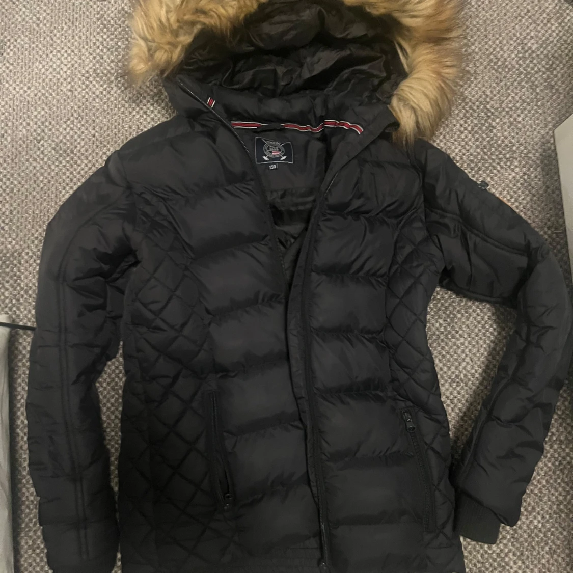 Svart dunjacka med pälsdetaljer