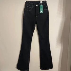 Svarta jeans  - Ett par oanvända jeans med glitter på fickorna, skriv om ni vill ha fler bilder 