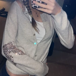 Säljer denna kofta från buch - Säljer denna kofta som är köpt begagnat i göteborg, men har aldrig använd den. Den behöver ett nytt hem som tar hand om den bra😊Rosa glittriga detaljer på rygg o ärm, kontakta mig för mer info om de behövs💞