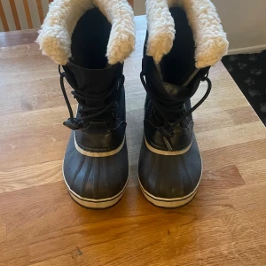 Oanvända svarta Sorel Kängor - Svarta sköna Sorel kängor. Helt oanvända. Storlek 37. 